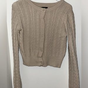 Brown Cropped Cardigan button up. Size (L) woman’s. Worn, in good conditions.